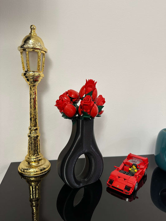 Vaso tondo in PLA con fiori rossi, decorazione cool per interior design, design italiano e arte pop.