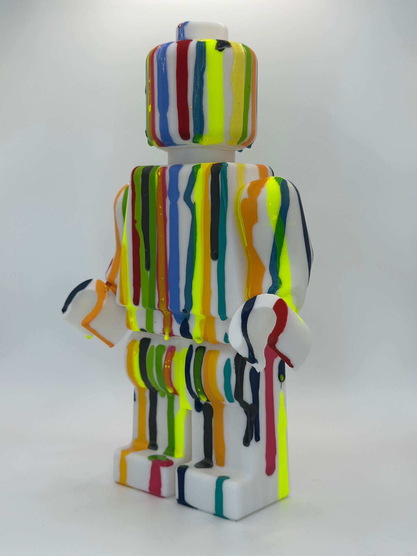 Mini figura Lego personalizzata in stile pop art con colori vivaci e finiture artistiche stampata in 3D.