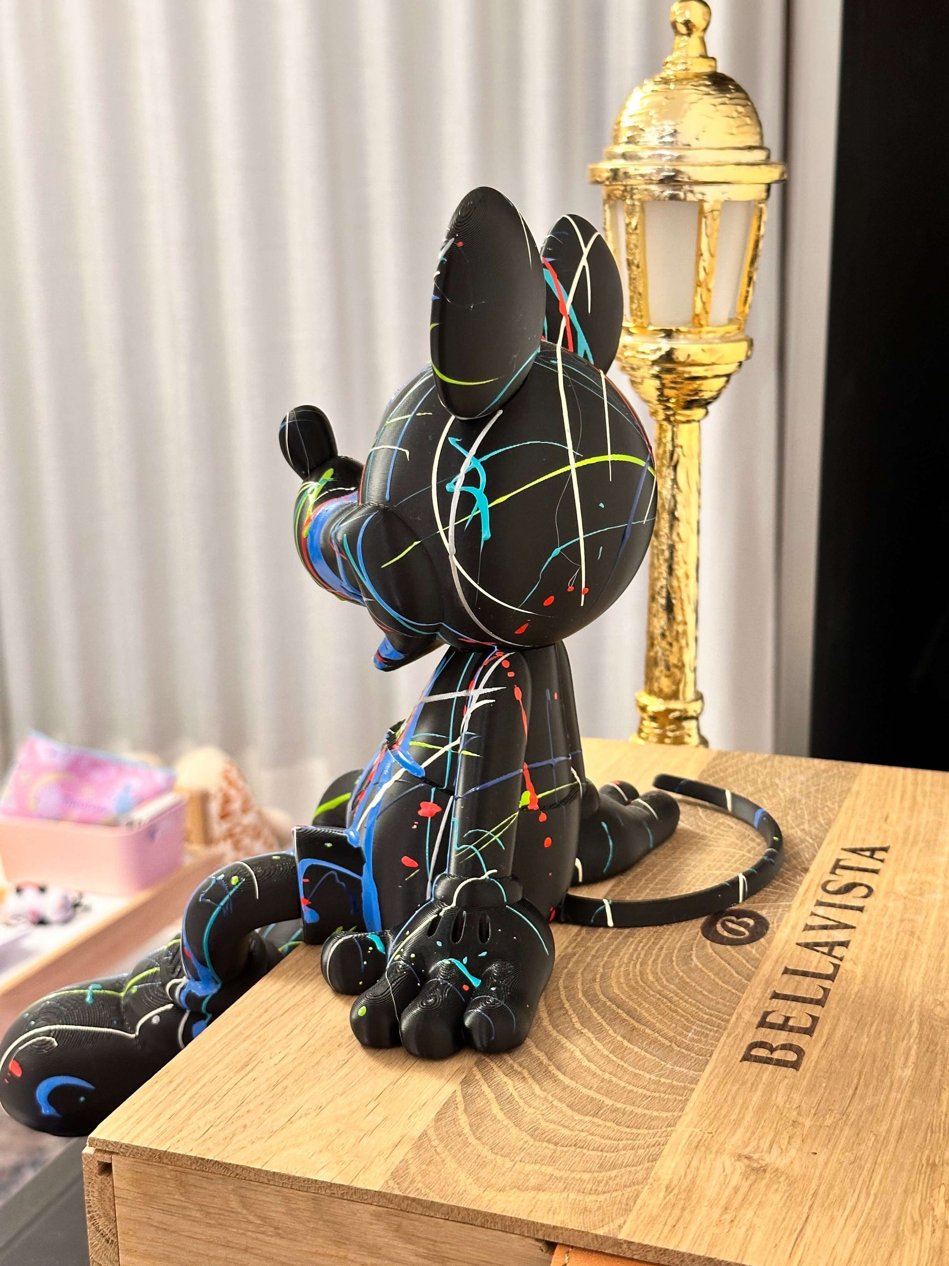 Statua di Mickey Mouse in pop art, realizzata in 3D, decorata a mano con colori vivaci su base di legno.