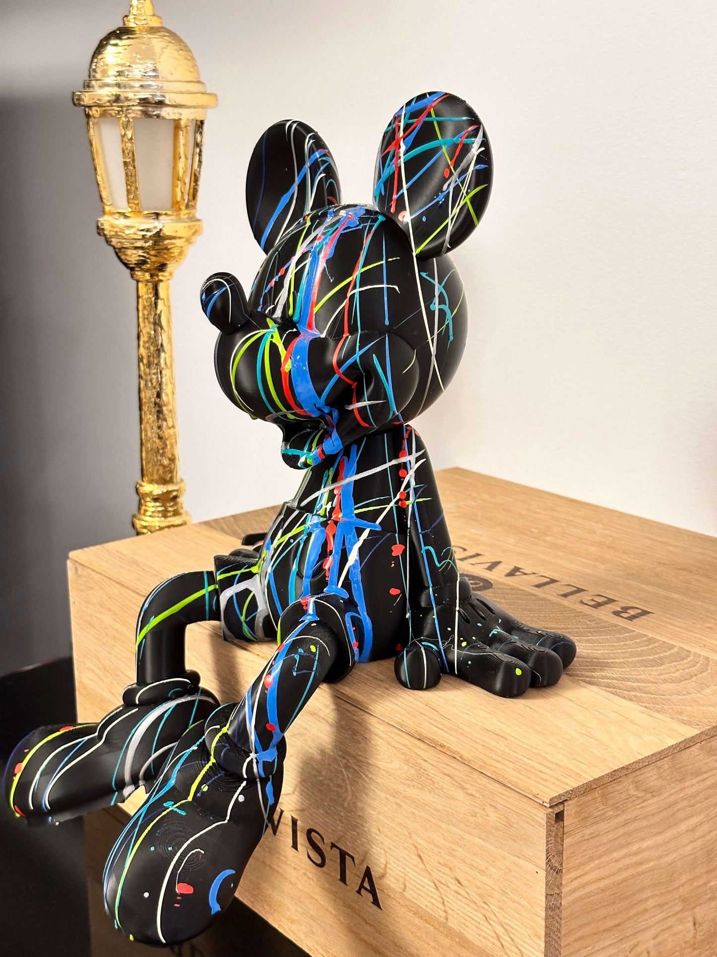 Statua Mickey Mouse in pop art, realizzata in stampa 3D, con colori vivaci e design unico.